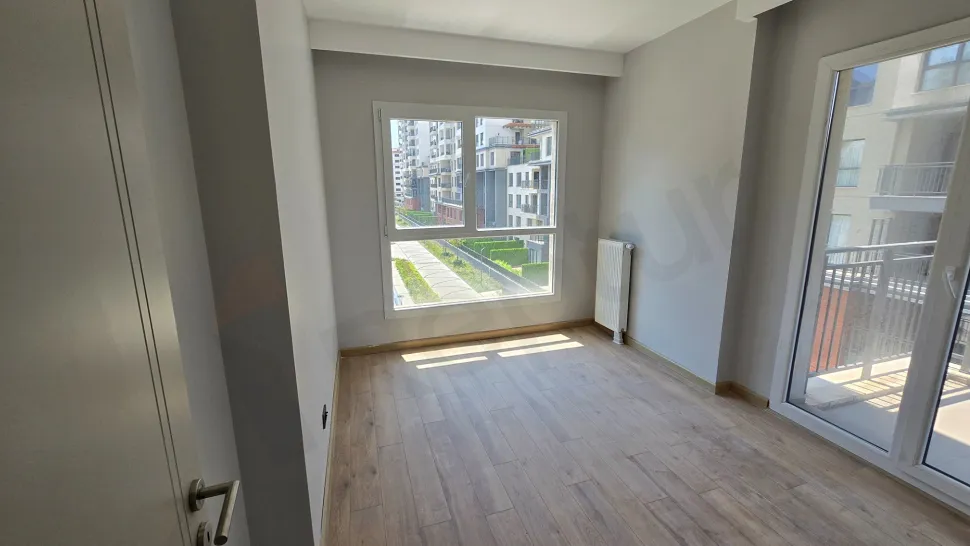 İstanbul Beylikdüzü'nde bir konut projesine ait modern ve ferah yatak odası tasarımı.