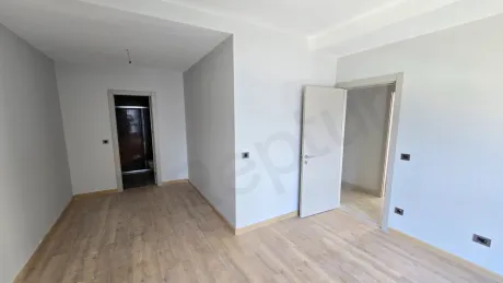 Modern tasarımlı, geniş ve ferah bir yatak odası iç mekanı.