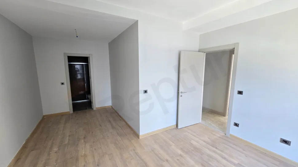 Modern tasarımlı, geniş ve ferah bir yatak odası iç mekanı.