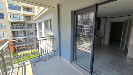 Modern bir binada yer alan geniş ve ferah boş balkon görünümü.