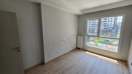 Beylikdüzü'nde lüks bir dairenin modern ve geniş tasarımlı yatak odası görseli.