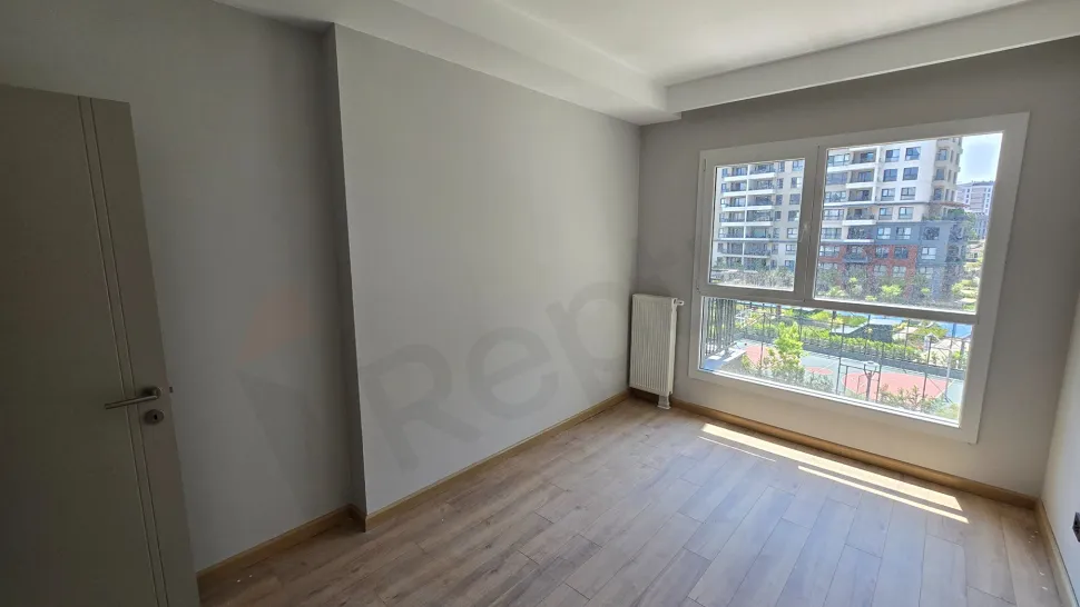 Beylikdüzü'nde lüks bir dairenin modern ve geniş tasarımlı yatak odası görseli.