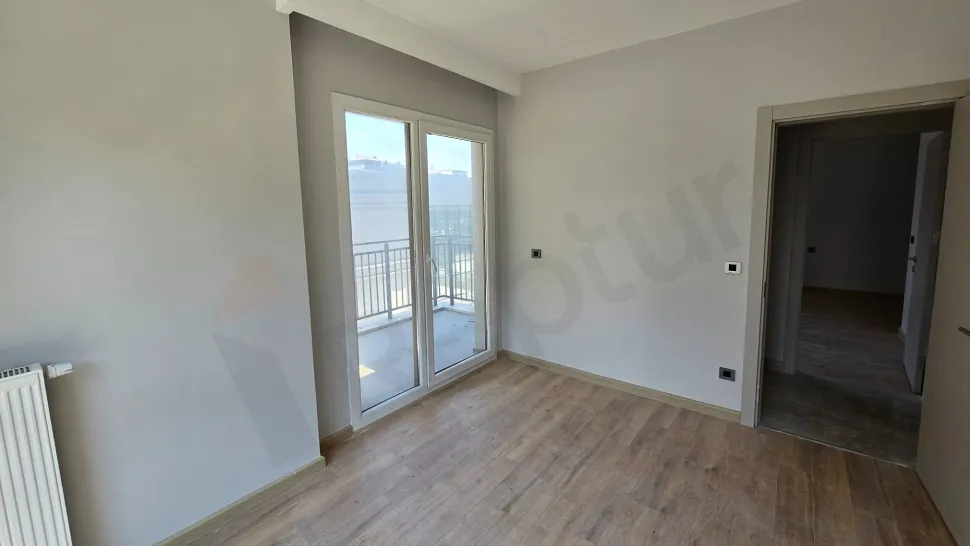 Yeni inşa edilmiş lüks bir dairenin modern ve ferah yatak odası iç mekanı.