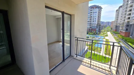 Modern tasarımlı, geniş pencereli ve ferah bir yatak odası iç mekânı.