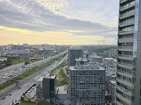 İstanbul Sarıyer'de orman ve şehir manzaralı lüks dairenin görseli.