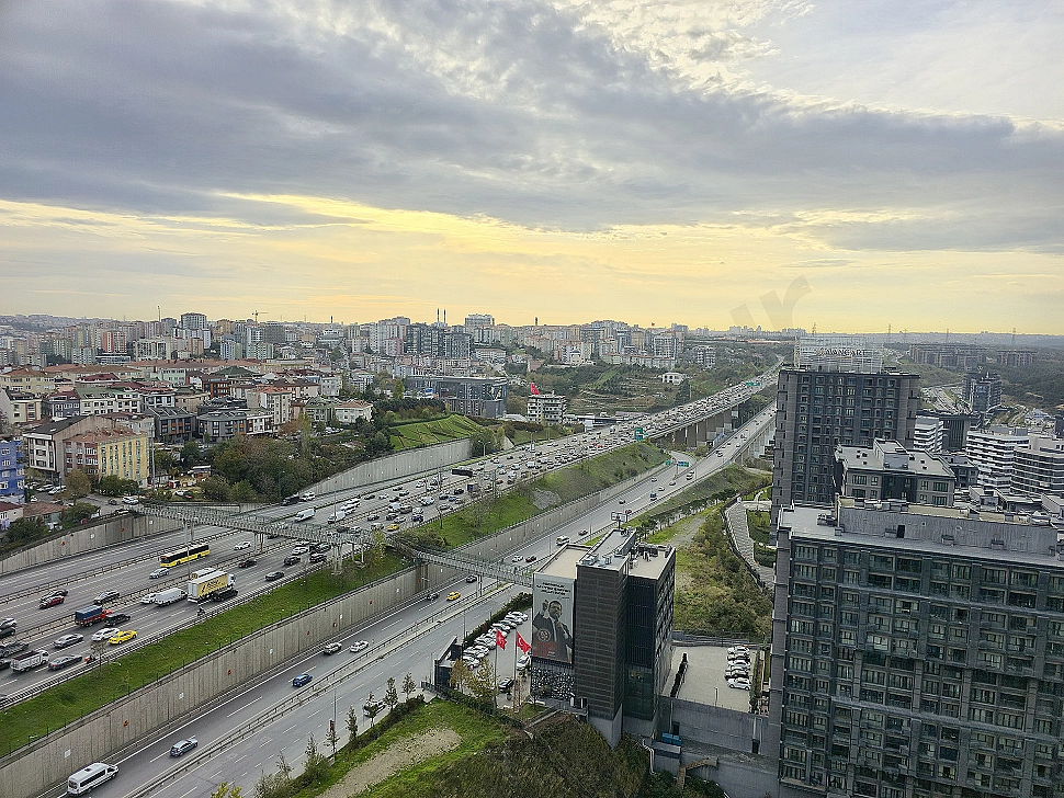 İstanbul Sarıyer'de orman ve şehir manzaralı lüks daire görseli.