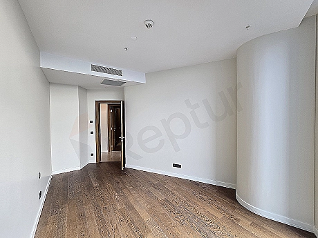 Modern yatak odası iç mekanı, geniş pencere, ahşap zemin ve minimalist tasarım.