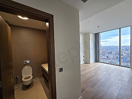 Modern tasarımlı, geniş ve aydınlık bir banyo.