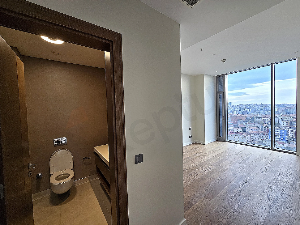 Modern tasarımlı, geniş ve aydınlık bir banyo.