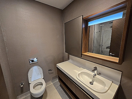 Modern tasarımlı, geniş ve aydınlık banyo iç mekanı.