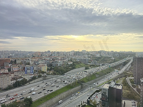İstanbul Sarıyer'de orman ve şehir manzaralı satılık 3+1 dairenin geniş açılı fotoğrafı.