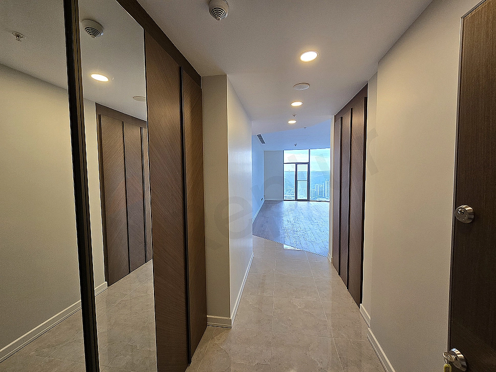 Modern tasarımlı daire giriş holü, ahşap kapı, aynalı vestiyer ve aydınlatma detayları