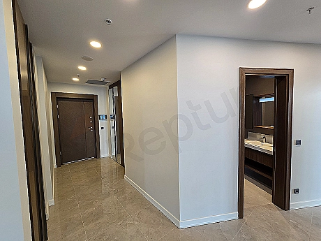 Modern daire giriş kapısı ve aydınlatma detayı.