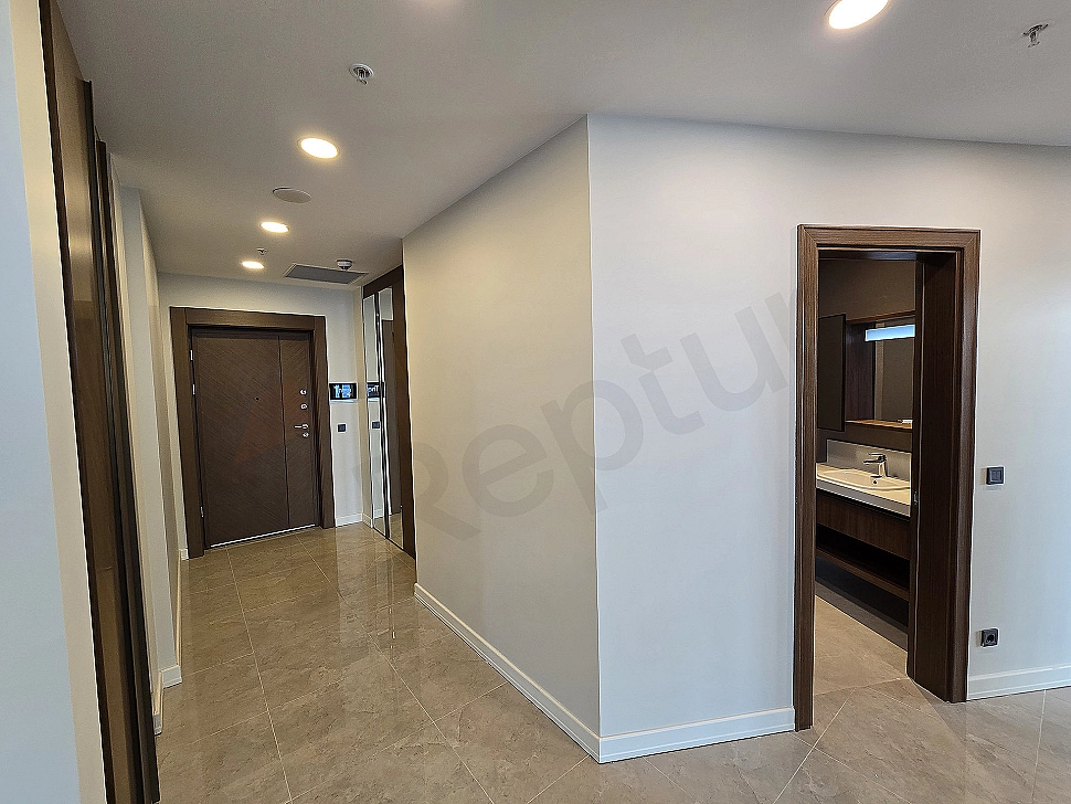 Modern daire giriş kapısı ve aydınlatma detayı.