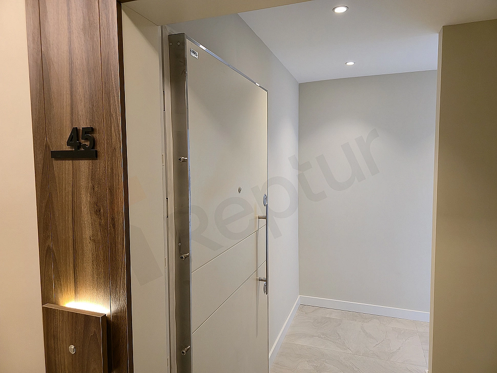 Eşyalı daire giriş kapısı detayı.
