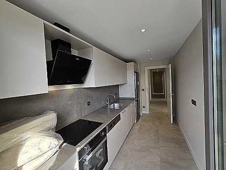 Eşyalı modern mutfak görüntüsü.