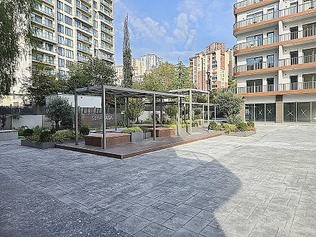 Eşyalı 2+1 dairenin bahçe alanı