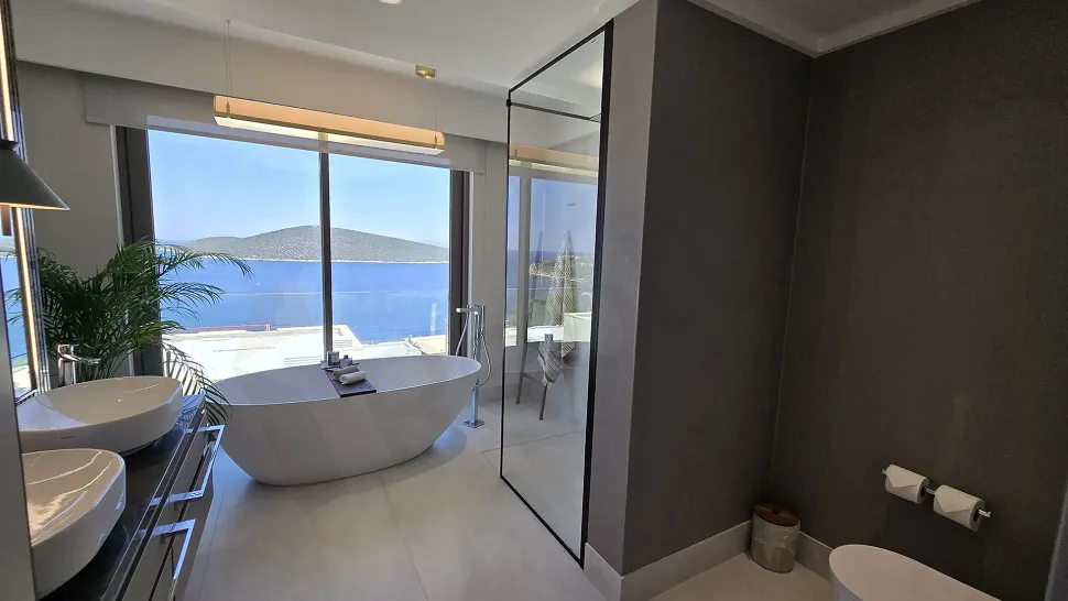 Modern ve lüks bir villanın şık tasarımlı geniş banyo iç mekanı.