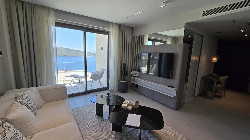 Modern bir villanın geniş ve aydınlık oturma odası alanı.