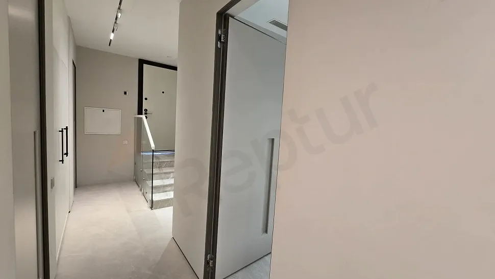 Modern ve ferah bir villa koridoru tasarımı ve iç mekan görünümü.
