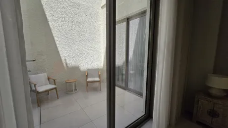 Modern mimariye sahip, üstü açık iç bahçe teras alanı.