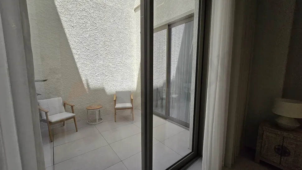 Modern mimariye sahip, üstü açık iç bahçe teras alanı.