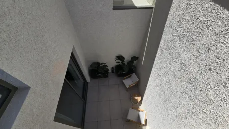 Modern mimariye sahip, iç bahçe üzerinde yer alan gökyüzüne açık ferah teras alanı.