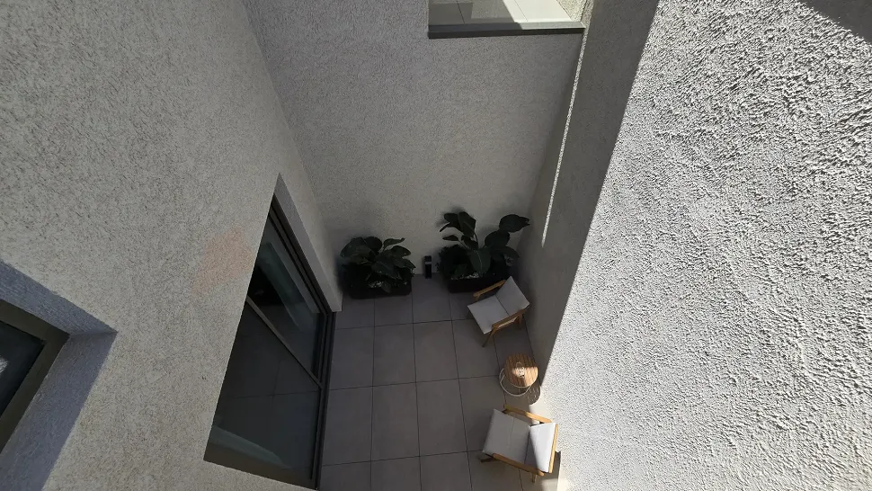 Modern mimariye sahip, iç bahçe üzerinde yer alan gökyüzüne açık ferah teras alanı.