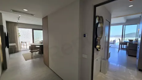 Modern bir villanın iç mekanındaki geniş ve aydınlık koridor görünümü.