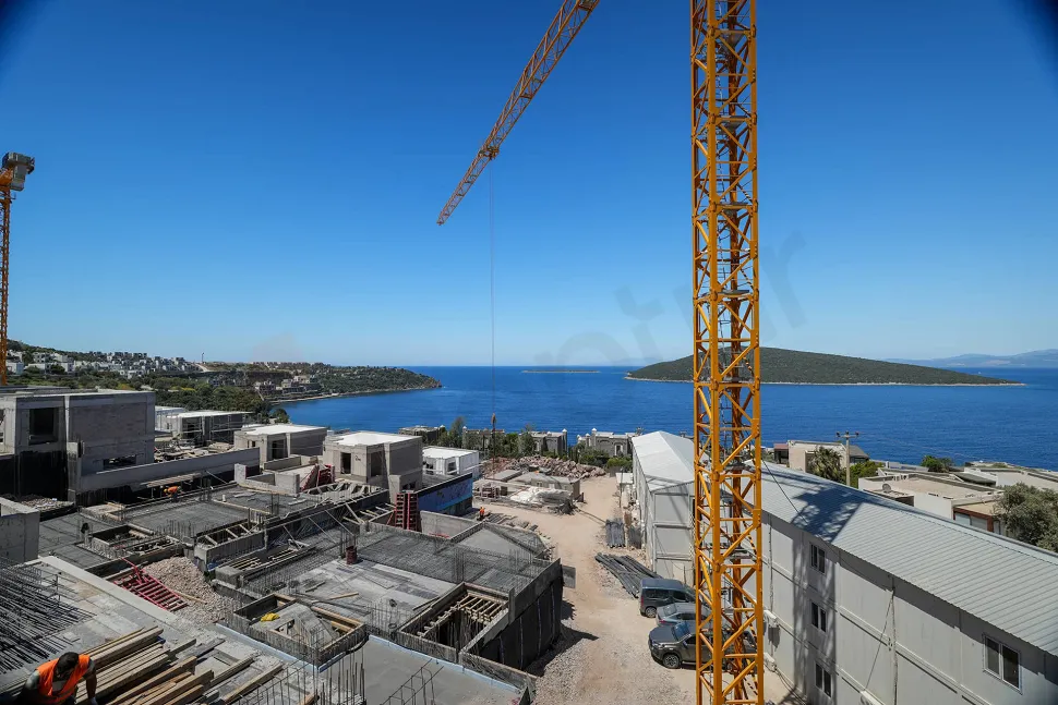Masmavi deniz ve gökyüzünün birleştiği geniş panoramik manzara.
