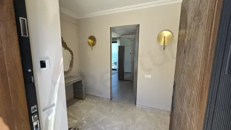 Modern ve şık tasarımlı bir lüks villanın ana giriş kapısı ve giriş alanı görünümü.