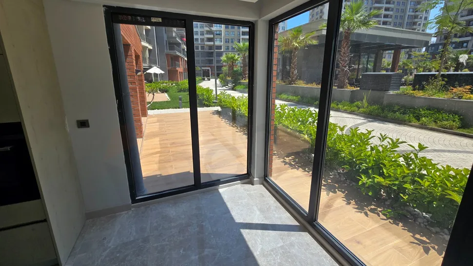 Beylikdüzü'nde Bol Doğal Işıklı, Balkon ve Teraslı Satılık 3.5+1 Aile Dubleksi