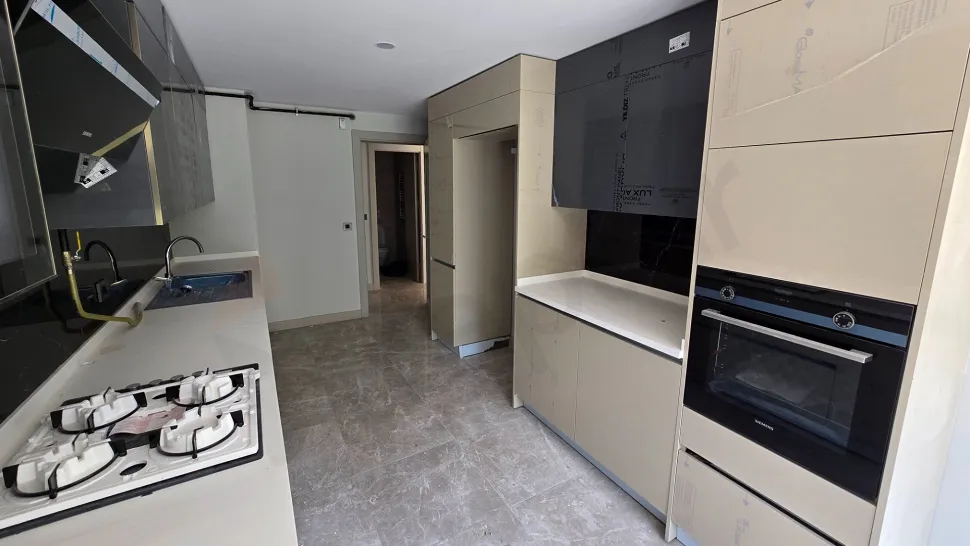 Beylikdüzü'nde Bol Doğal Işıklı, Balkon ve Teraslı Satılık 3.5+1 Aile Dubleksi