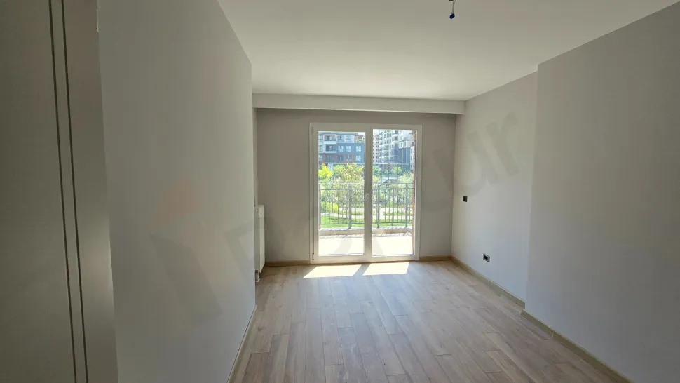 Beylikdüzü'nde Bol Doğal Işıklı, Balkon ve Teraslı Satılık 3.5+1 Aile Dubleksi