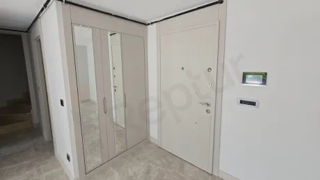 Beylikdüzü'nde Bol Doğal Işıklı, Balkon ve Teraslı Satılık 3.5+1 Aile Dubleksi