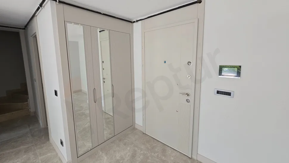 Beylikdüzü'nde Bol Doğal Işıklı, Balkon ve Teraslı Satılık 3.5+1 Aile Dubleksi