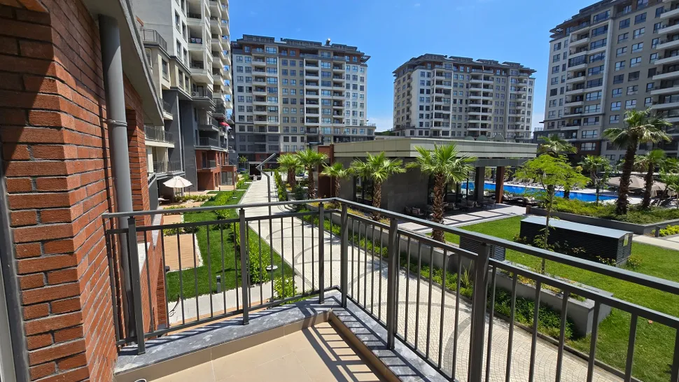 Beylikdüzü'nde Bol Doğal Işıklı, Balkon ve Teraslı Satılık 3.5+1 Aile Dubleksi