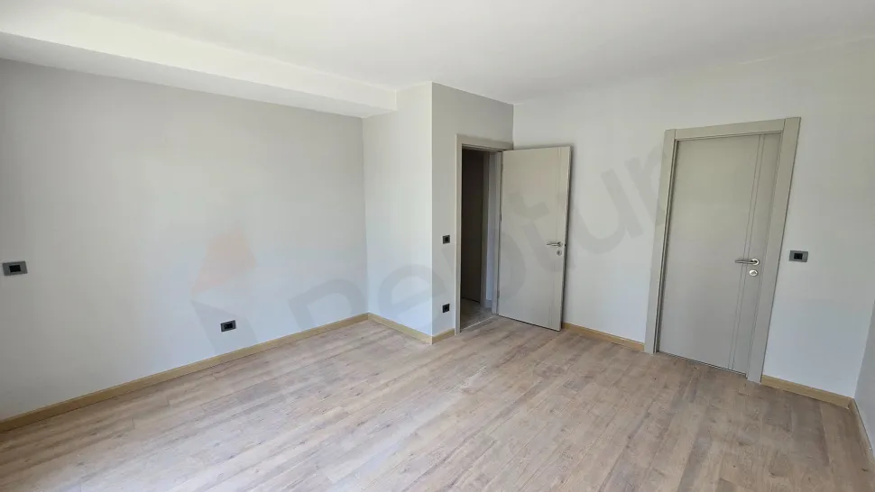 Beylikdüzü'nde Bol Doğal Işıklı, Balkon ve Teraslı Satılık 3.5+1 Aile Dubleksi