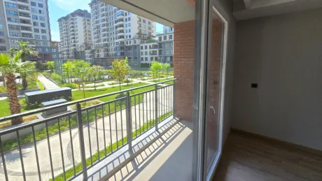 Beylikdüzü'nde Bol Doğal Işıklı, Balkon ve Teraslı Satılık 3.5+1 Aile Dubleksi