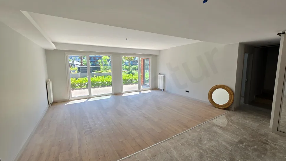 Beylikdüzü'nde Bol Doğal Işıklı, Balkon ve Teraslı Satılık 3.5+1 Aile Dubleksi
