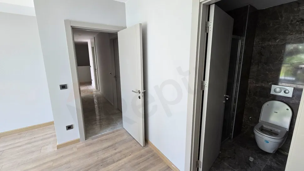 Beylikdüzü'nde Bol Doğal Işıklı, Balkon ve Teraslı Satılık 3.5+1 Aile Dubleksi