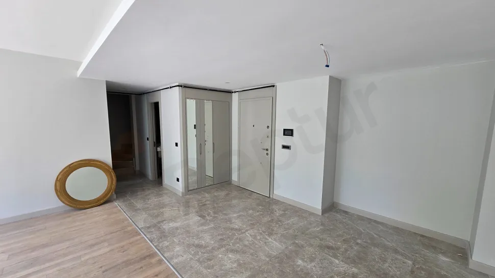 Beylikdüzü'nde Bol Doğal Işıklı, Balkon ve Teraslı Satılık 3.5+1 Aile Dubleksi