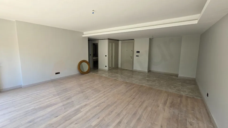 Beylikdüzü'nde Bol Doğal Işıklı, Balkon ve Teraslı Satılık 3.5+1 Aile Dubleksi