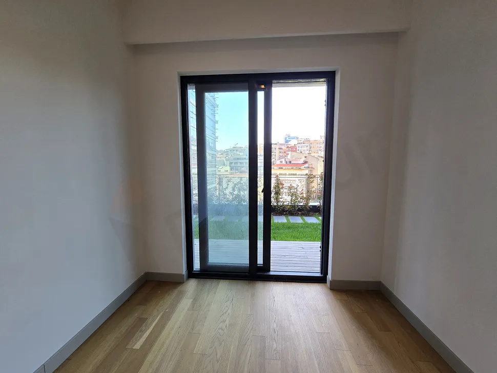 İstanbul Şişli'nin yerleşim alanlarını ve gökyüzü çizgisini gösteren geniş panoramik şehir manzarası.