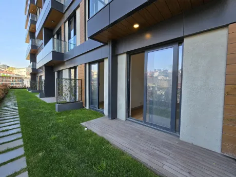 Şişli'deki modern bir rezidans dairesinin geniş ve şehir manzaralı terası.