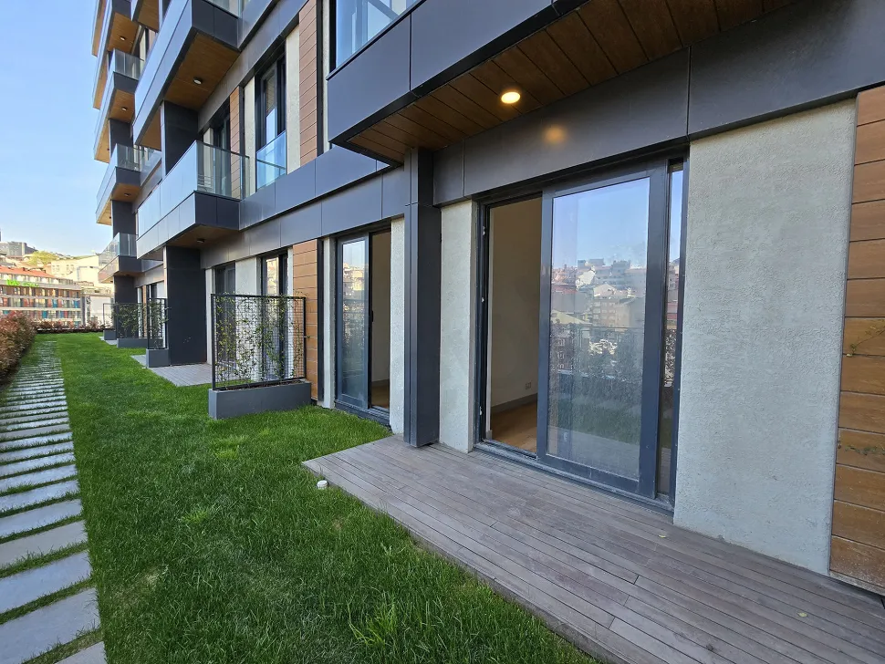 Şişli'deki modern bir rezidans dairesinin geniş ve şehir manzaralı terası.