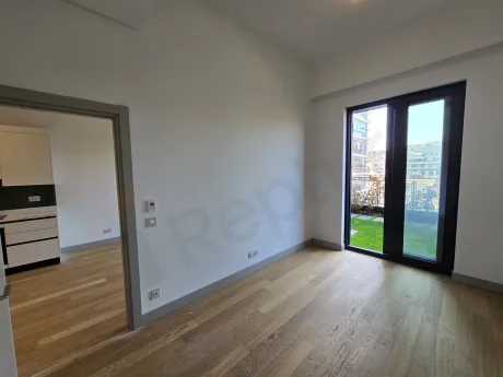Şişli'deki lüks rezidans dairesinin modern, geniş ve gün ışığı alan yatak odası görseli.