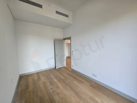 Şişli'de modern bir rezidans dairesinin aydınlık ve geniş yatak odası alanı.