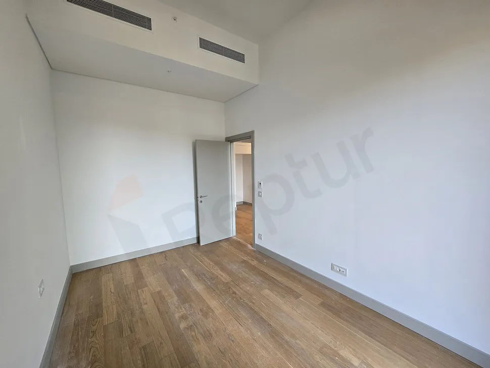 Şişli'de modern bir rezidans dairesinin aydınlık ve geniş yatak odası alanı.