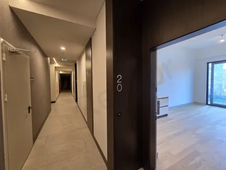 Şişli'deki modern bir rezidansın aydınlık ve geniş koridor görünümü.